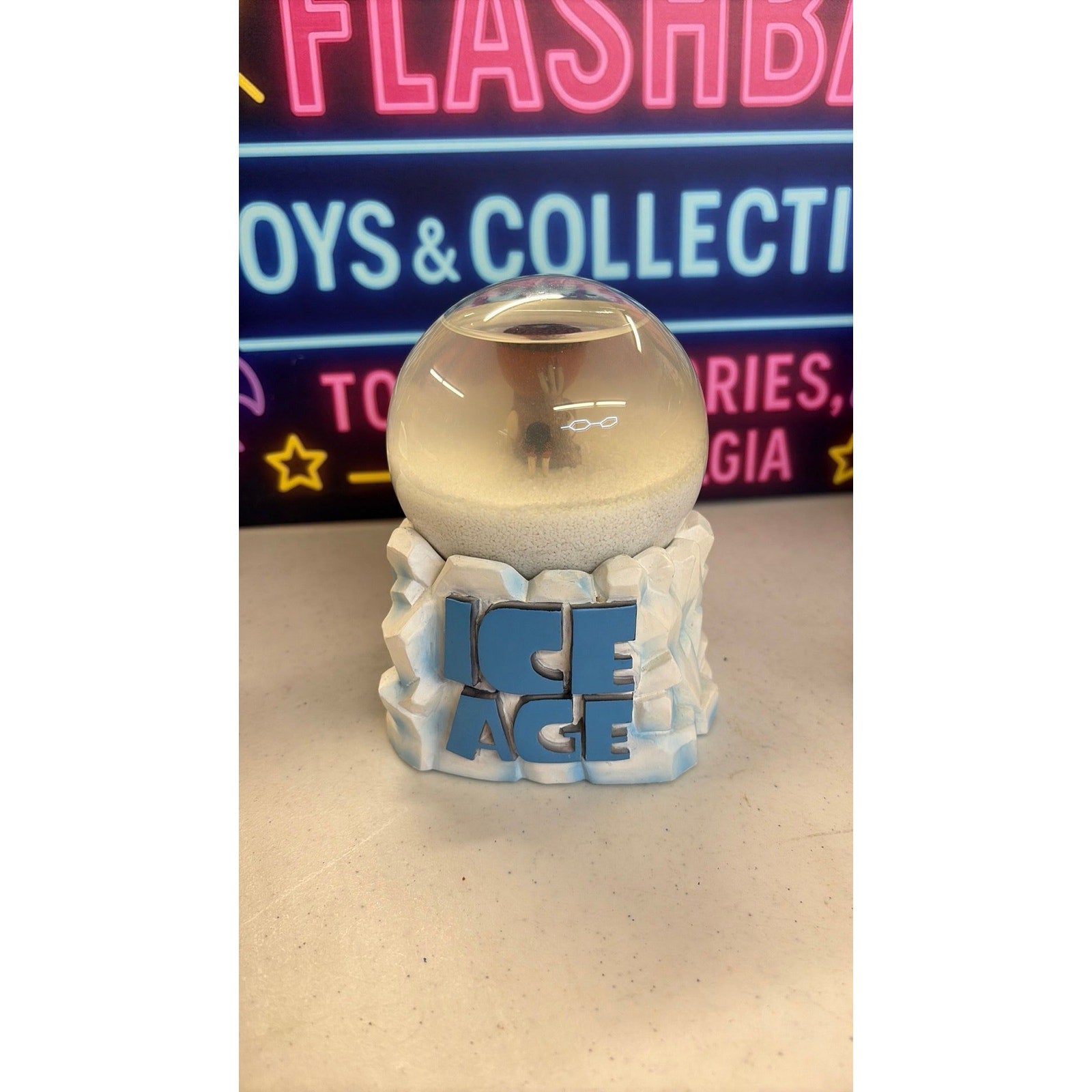 ICE AGE SNOWGLOBE SCRAT & NUT RARE LIMITED