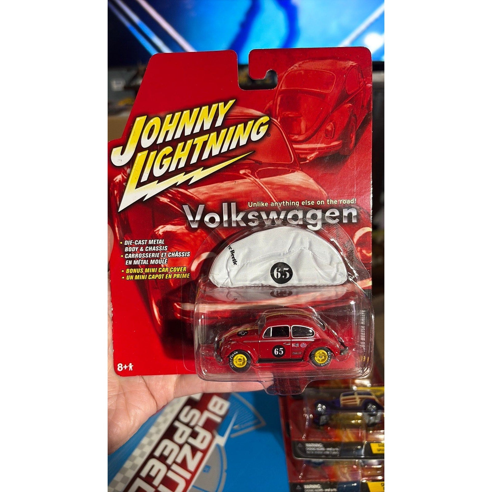 Johnny Lightning Volkswagen 1965 Beetle Rallye Red Car #65 W/Matching Car Cover