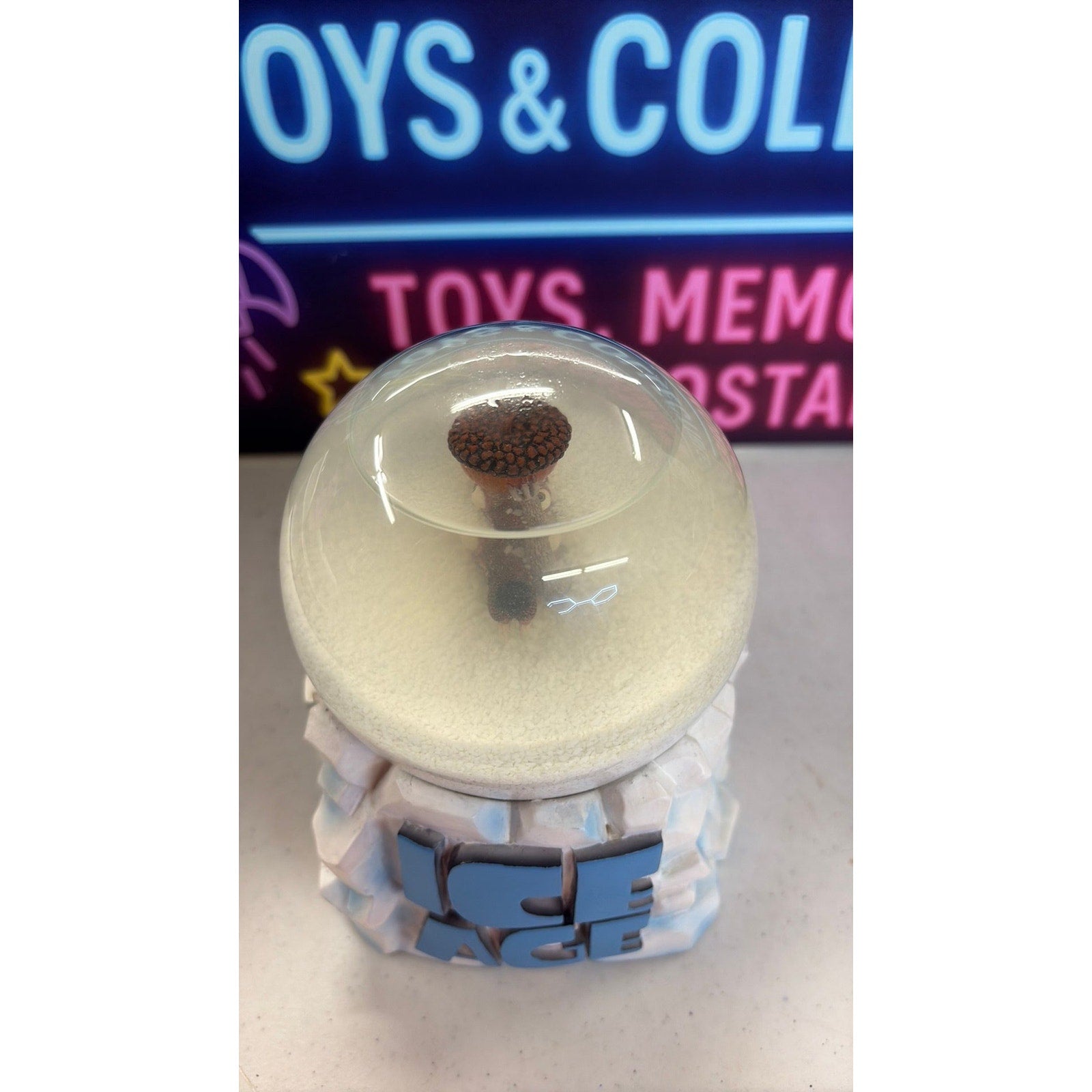 ICE AGE SNOWGLOBE SCRAT & NUT RARE LIMITED