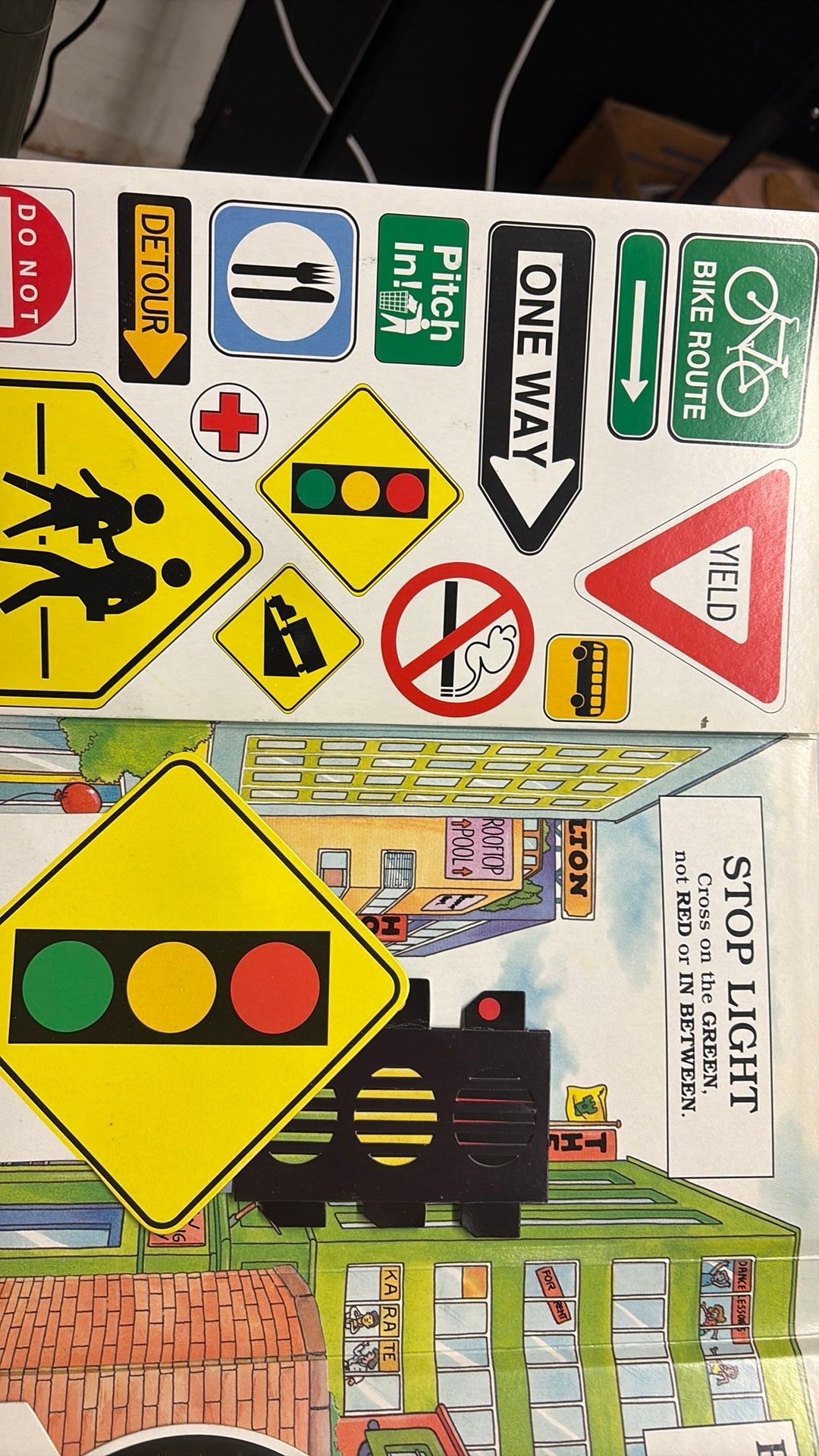 4B - Panoramic Pop-Up Book " Safety City " Kids Books Inc. 1996 Compass Productions