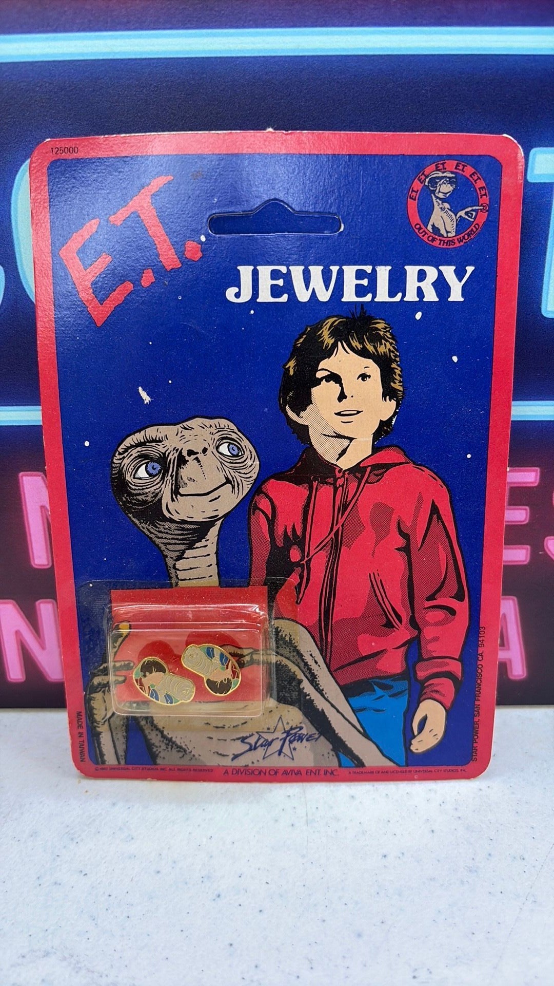 11B- E.T. EARRINGS Pair 1982 vtg The Extra Terrestrial E.T. & Elliot