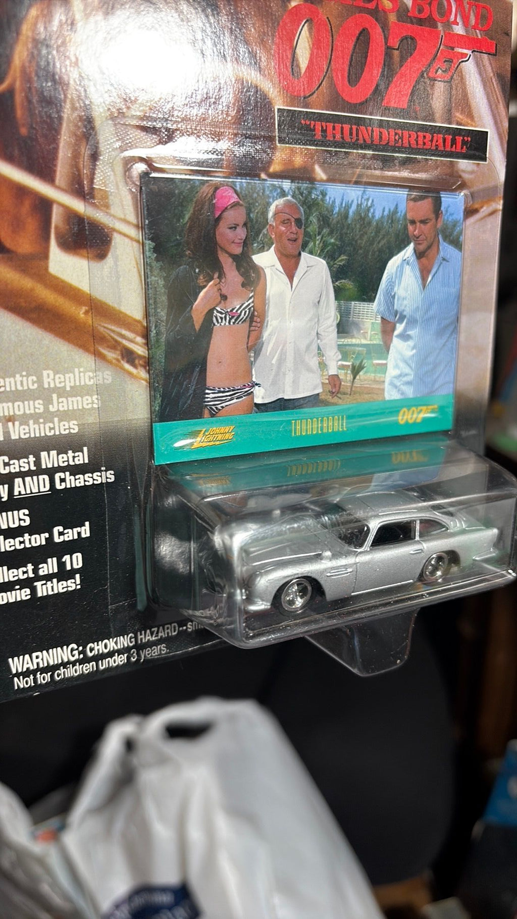 7B- 1998 Aston Martin James Bond 007 Thunderball Johnny Lightning 1:64 Die cast Silver