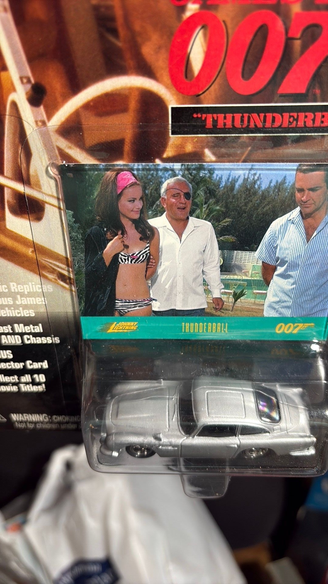 7B- 1998 Aston Martin James Bond 007 Thunderball Johnny Lightning 1:64 Die cast Silver