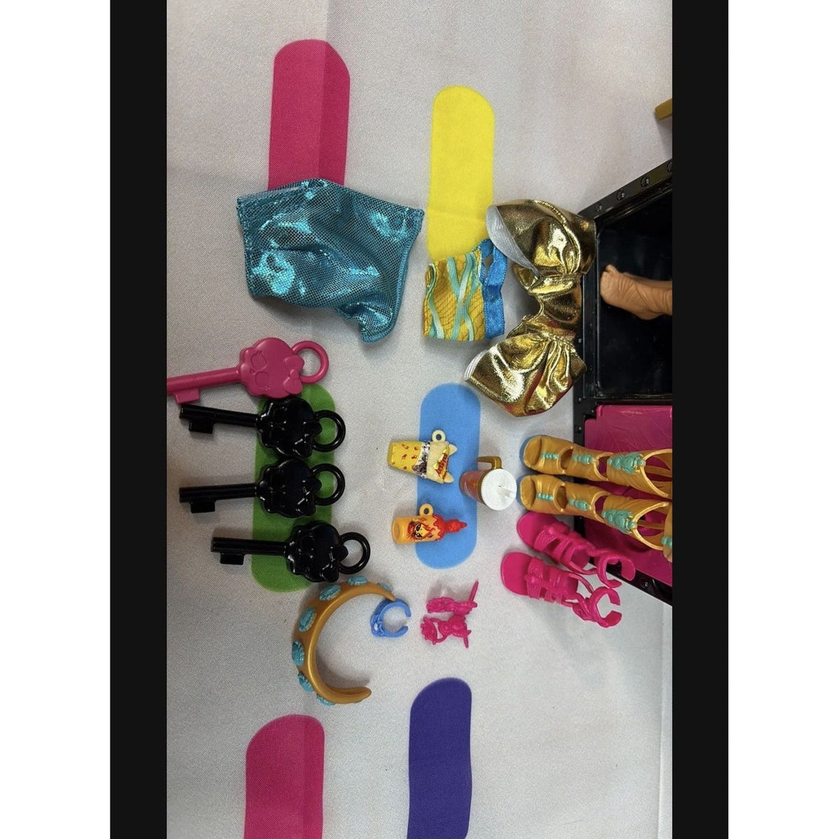 Monster High Doll and Fashion Set, Cleo Dress-Up Locker - open - see photos