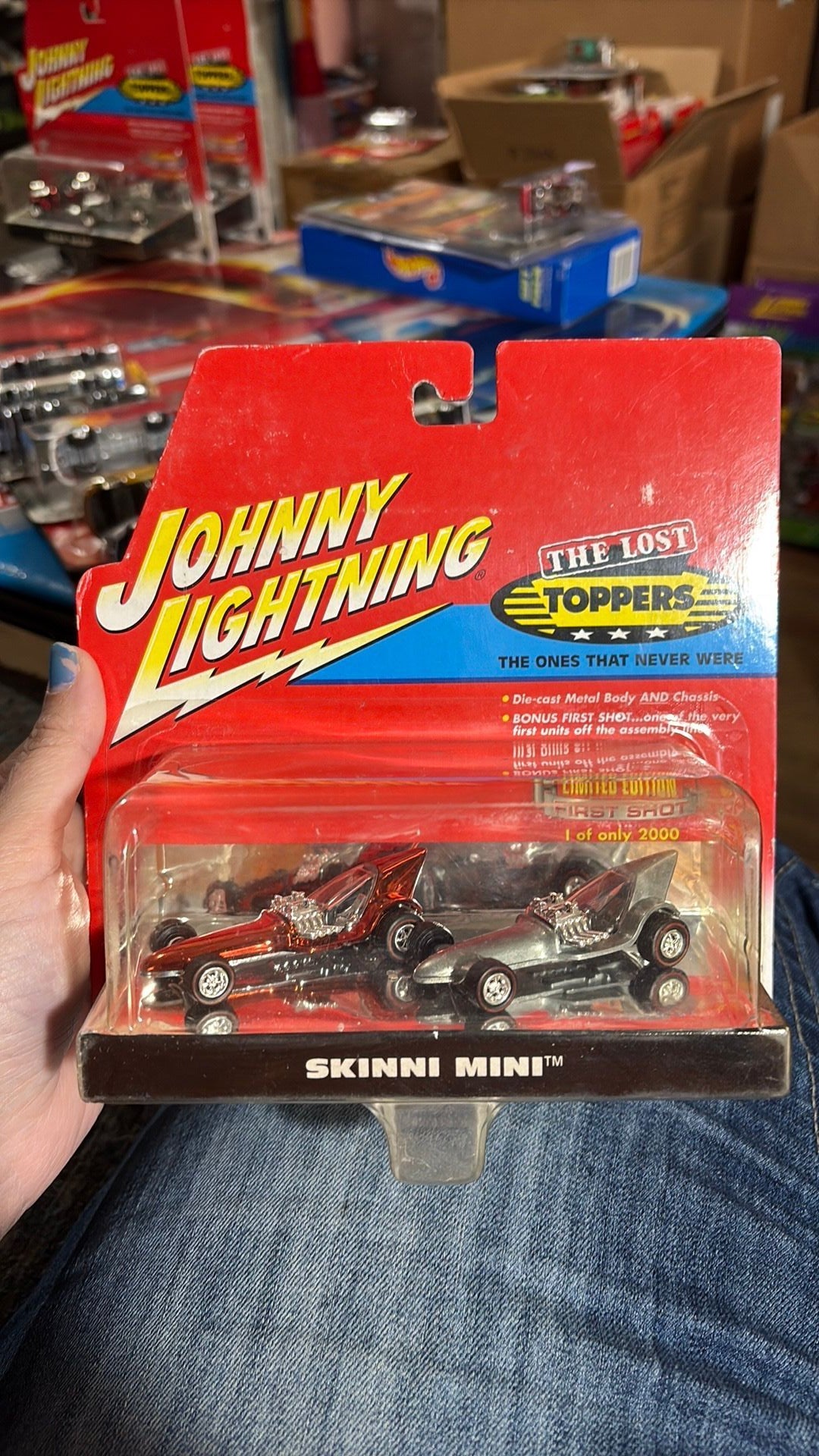 8B- SKINNI MINI THE LOST TOPPERS PACK-2 CARS 1:64 JOHNNY LIGHTNING