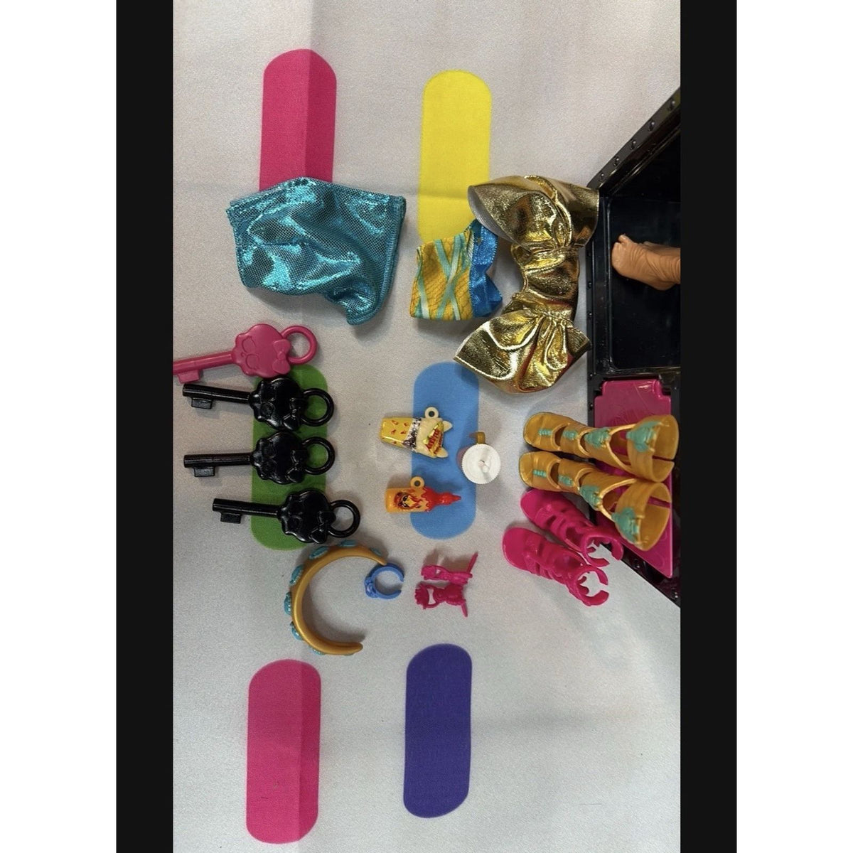Monster High Doll and Fashion Set, Cleo Dress-Up Locker - open - see photos
