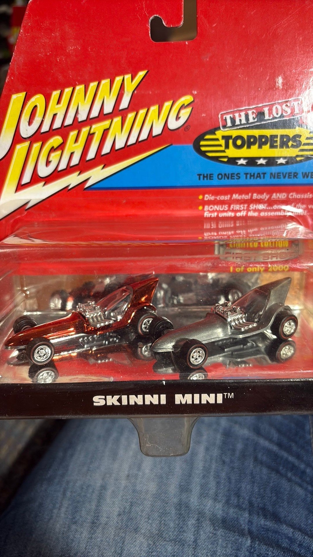 8B- SKINNI MINI THE LOST TOPPERS PACK-2 CARS 1:64 JOHNNY LIGHTNING