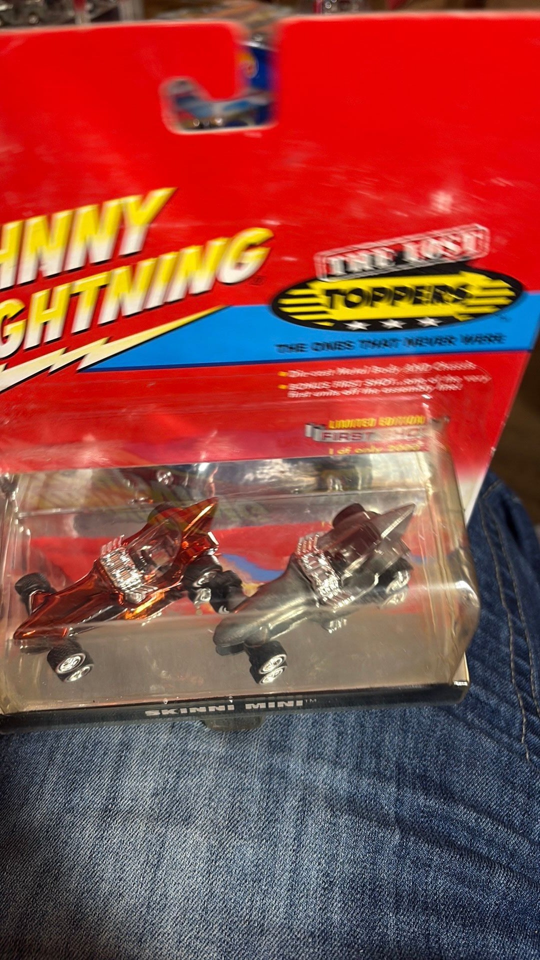 8B- SKINNI MINI THE LOST TOPPERS PACK-2 CARS 1:64 JOHNNY LIGHTNING