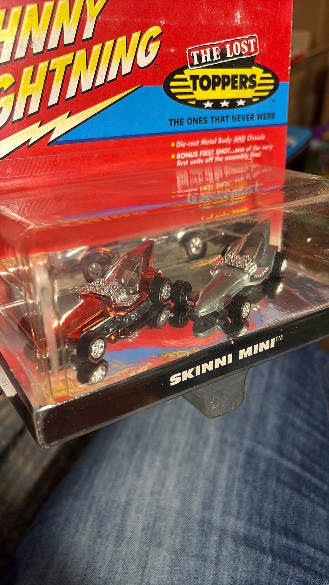 8B- SKINNI MINI THE LOST TOPPERS PACK-2 CARS 1:64 JOHNNY LIGHTNING