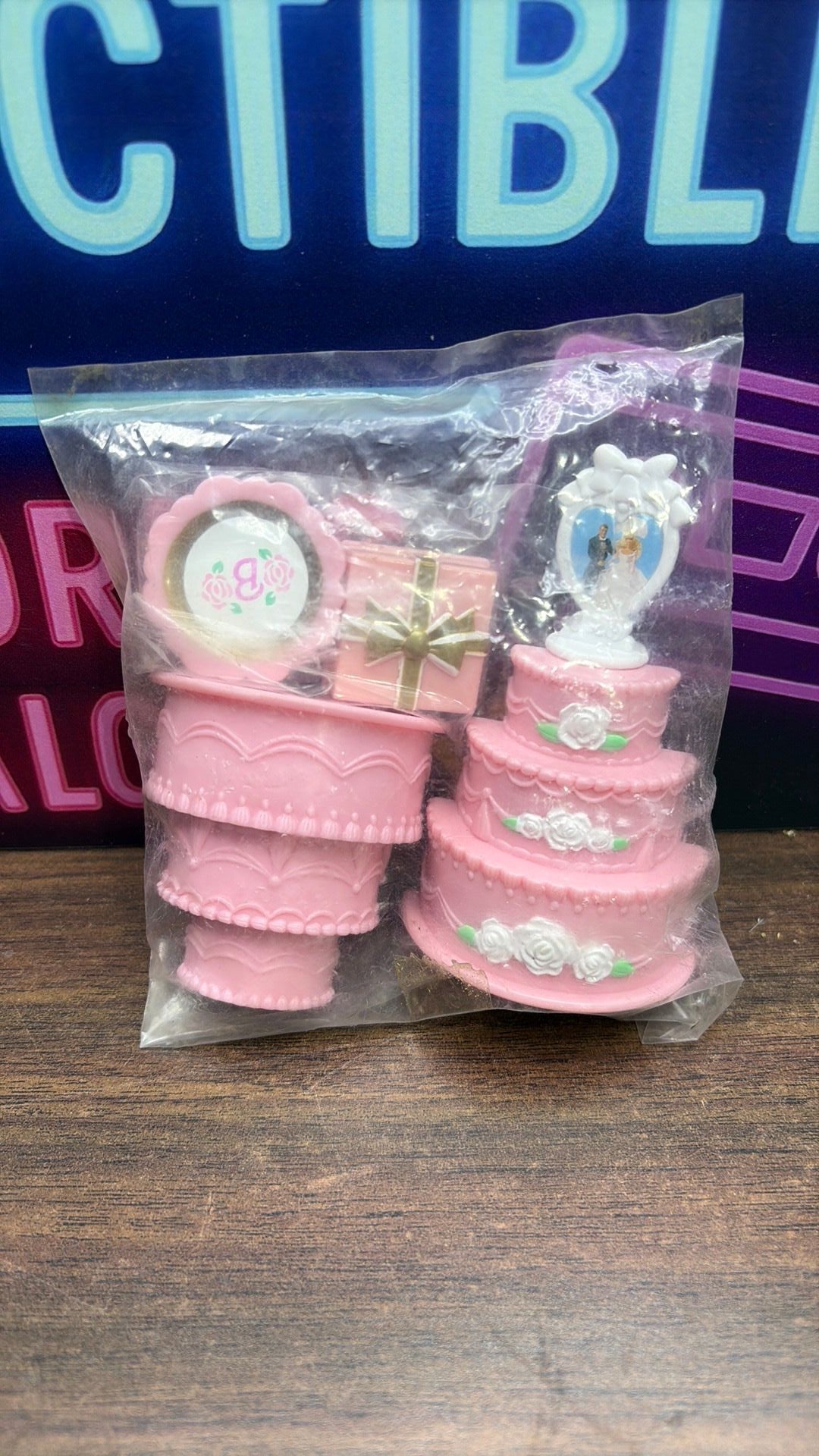 14C1- 1995 Barbie WHITE & PINK TIERED WEDDING CAKE NOS