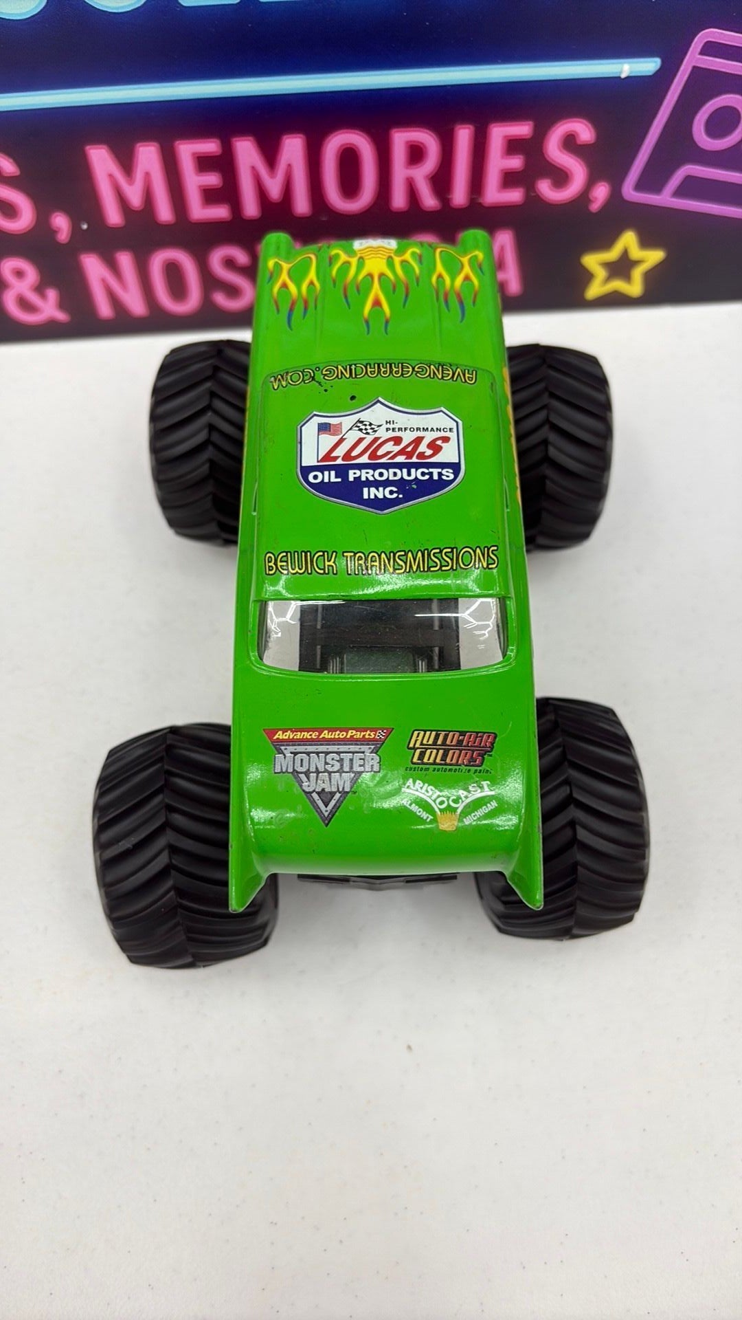 7C- Hot Wheels Monster Jam Avenger 1:24 Diecast Monster Truck Green/Black