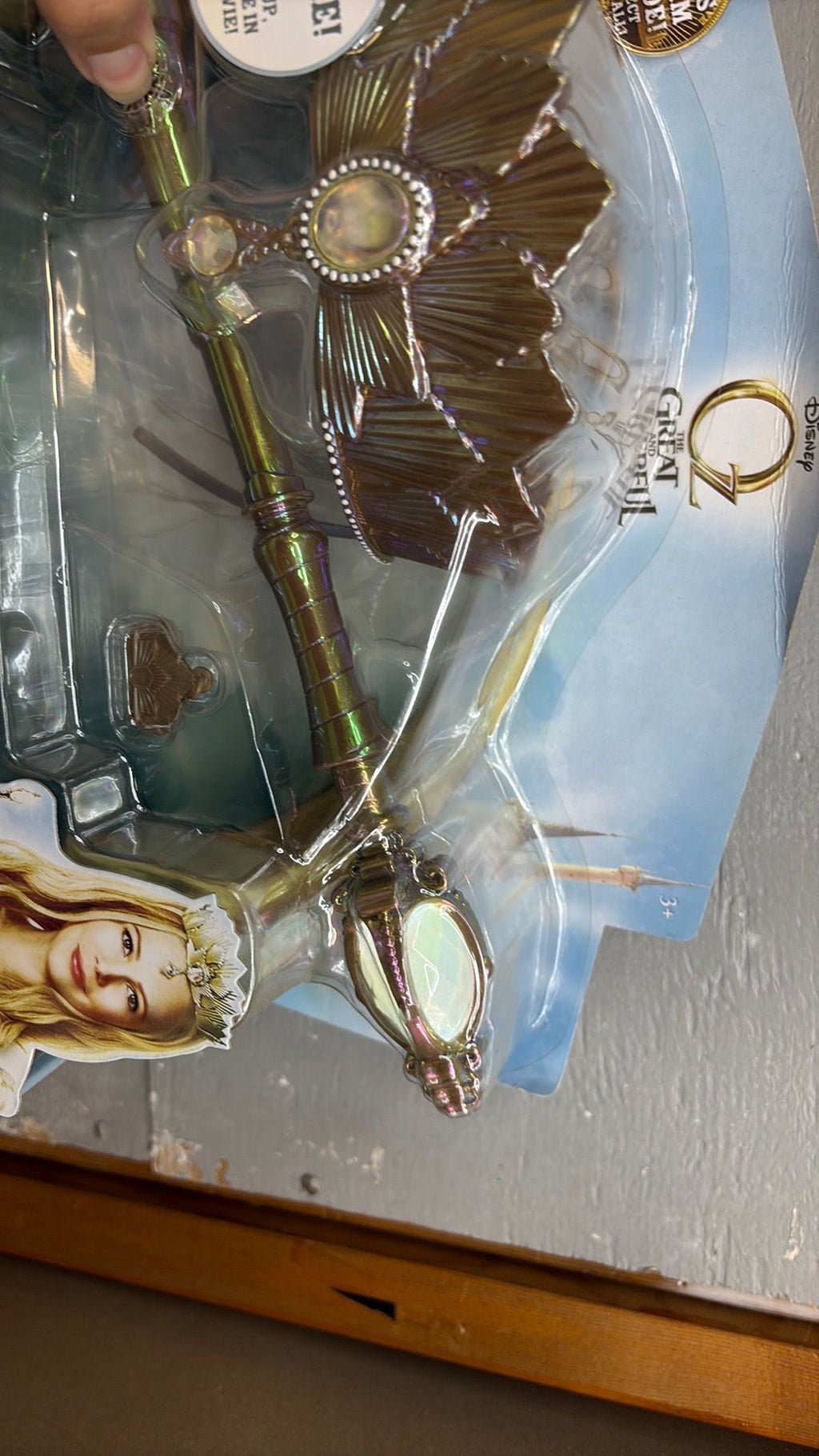 10B- DISNEY THE GREAT AND POWERFUL OZ GLINDAS Signature Tiara & Light Up Wand W Charm